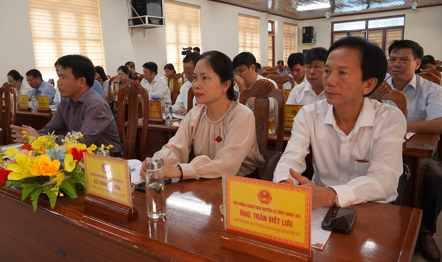 Các đại biểu tham dự kỳ họp.