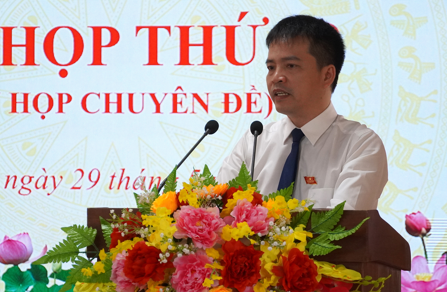 Chủ tịch HĐND huyện Lệ Thủy phát biểu tại kỳ họp.