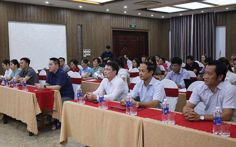  Các đại biểu tham dự khai mạc lớp tập huấn.