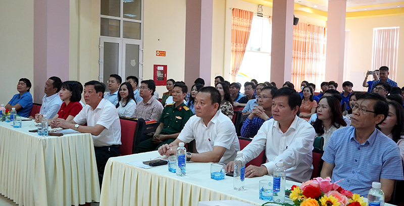 Các đại biểu tham dự mít tinh hưởng ứng Ngày Thế giới không thuốc lá.