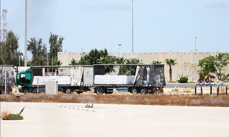 Xe tải chở hàng viện trợ tại khu vực cửa khẩu Kerem Shalom bên phía Israel ngày 20/5/2025. Ảnh: THX/TTXVN