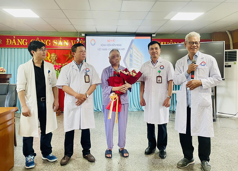 Ban giám đốc và ekip phẫu thuật chúc mừng bệnh nhân xuất viện.