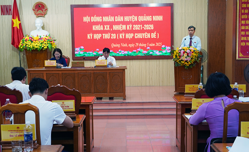 Đại diện HĐND huyện trình bày báo cáo tại kỳ họp.