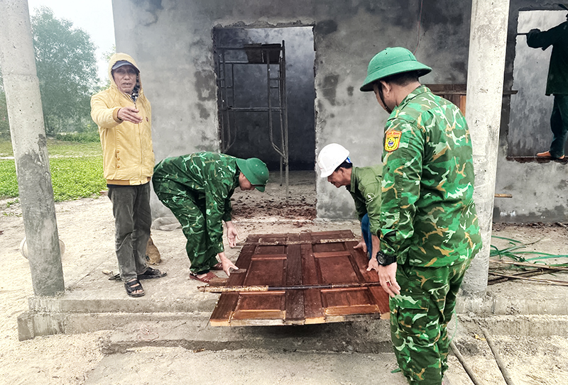Cán bộ, chiến sĩ Đồn Biên phòng Ngư Thủy giúp nhân dân xóa nhà tạm, nhà dột nát.