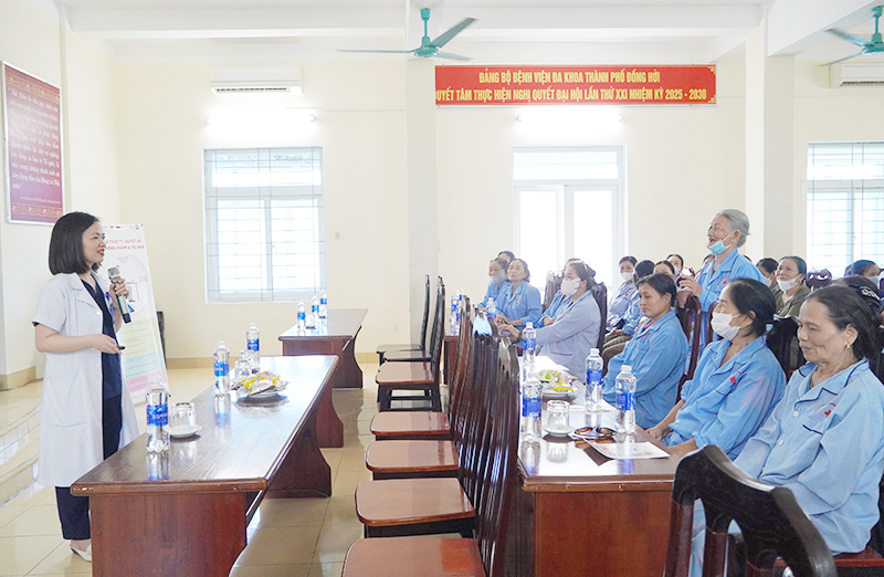 Sinh hoạt câu lạc bộ người bệnh tăng huyết áp ở Bệnh viện đa khoa TP. Đồng Hới.