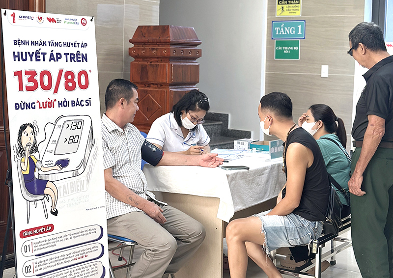 Một điểm đo huyết áp miễn phí tại Bệnh viện Hữu nghị Quảng Bình.