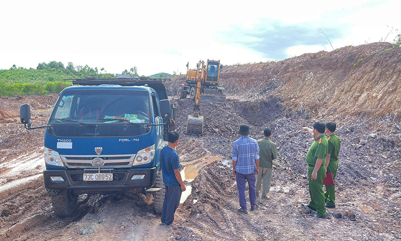 Phương tiện xe ô tô tải mang BKS 73C-06952 do Nguyễn Văn Tuấn điều khiển.
