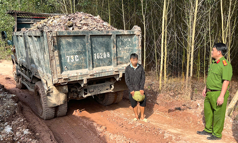 Phương tiện ô tô tải mang BKS 73C-16208 do Nguyễn Văn Phương điều khiển.