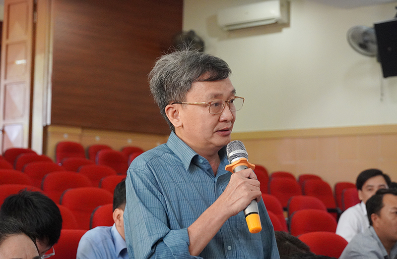 Các đại biểu thảo luận tại kỳ họp.