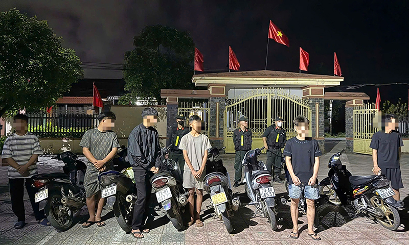 Thanh, thiếu niên vi phạm các quy định về trật tự, an toàn giao thông bị lực lượng chức năng xử lý.