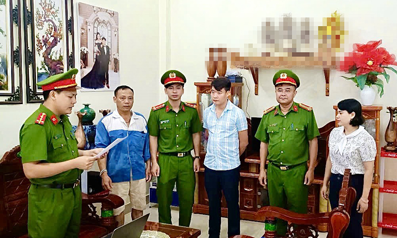 Cơ quan Cảnh sát điều tra Công an tỉnh tống đạt quyết định khởi tố, lệnh bắt tạm giam đối với Lê Quang Hải (Chủ sở hữu Công ty CP IQ Group).