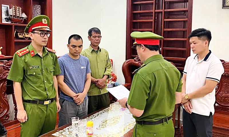 Cơ quan Cảnh sát điều tra Công an tỉnh tống đạt quyết định khởi tố, lệnh bắt tạm giam đối với Nguyễn Như Thành (Thành viên góp vốn công ty Win Group).