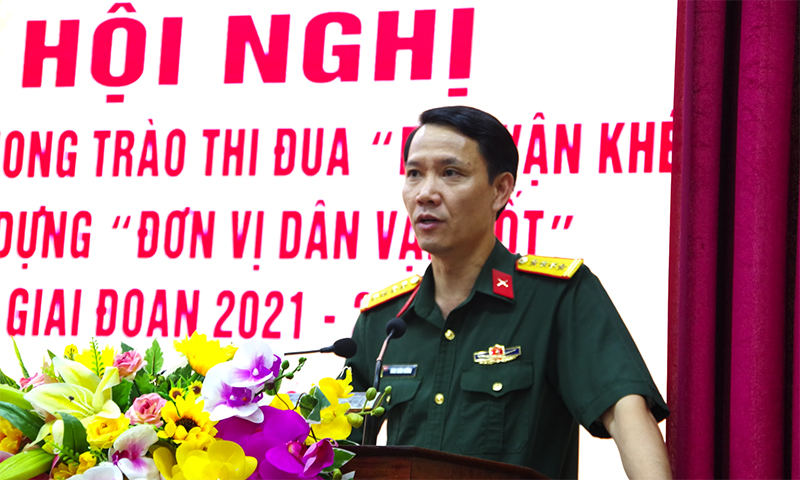 Đại tá Đinh Xuân Hướng, Phó Bí thư Đảng ủy, Chính ủy Bộ CHQS tỉnh phát biểu chỉ đạo tại hội nghị.