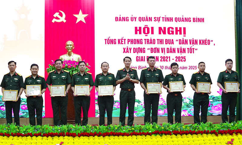 Trao bằng khen cho các tập thể, cá nhân. 