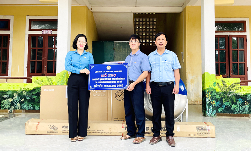LĐLĐ tỉnh trao tặng một số vật dụng thiết yếu cho các công đoàn cơ sở.