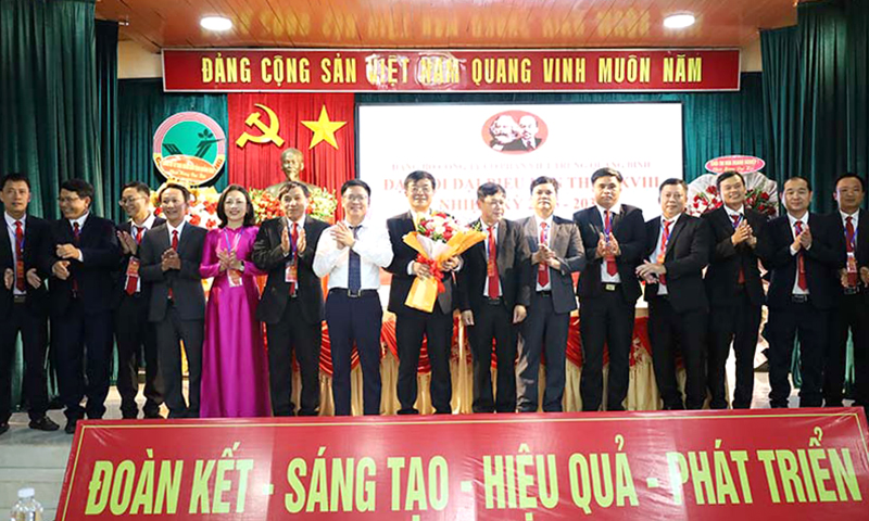 Đại diện lãnh đạo Đảng ủy UBND tỉnh tặng hoa chúc mừng Ban Chấp hành Đảng bộ Công ty khóa XXVIII, nhiệm kỳ 2025-2030.