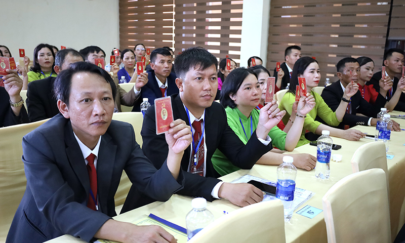 Các đại biểu biểu quyết thông qua Nghị quyết Đại hội Đảng bộ Công ty nhiệm kỳ 2025-2030.