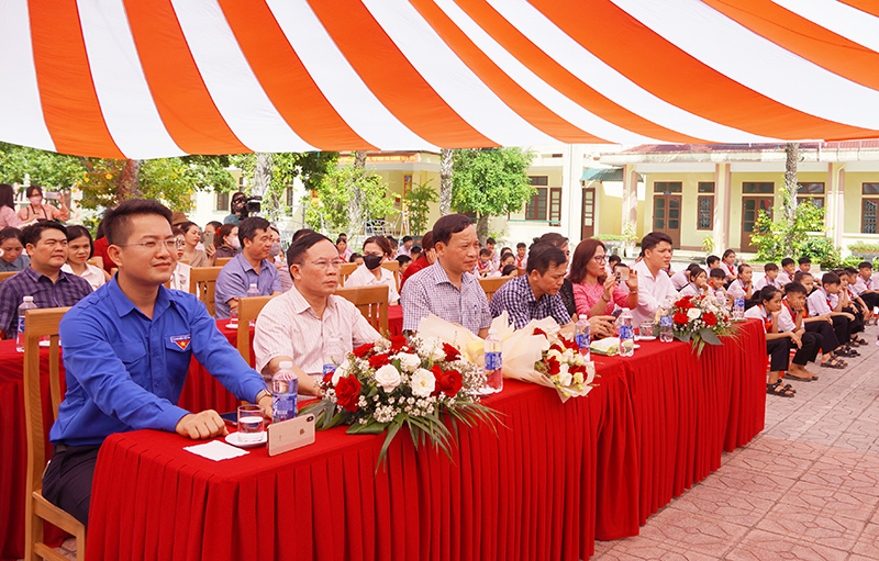 Các đại biểu dự lễ phát động.