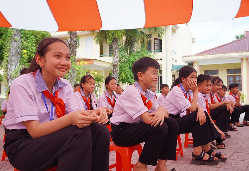 Các em học sinh dự lễ phát động.