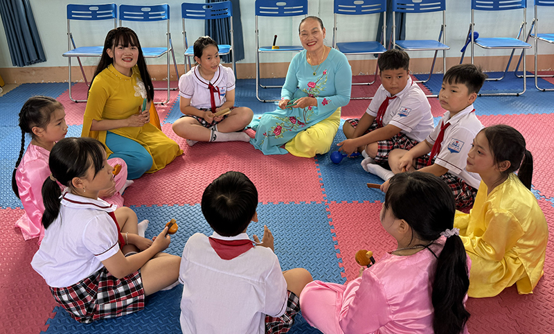 Nhờ các buổi truyền dạy từ các nghệ nhân, học sinh  đã thể hiện thành công các làn điệu hò biển.