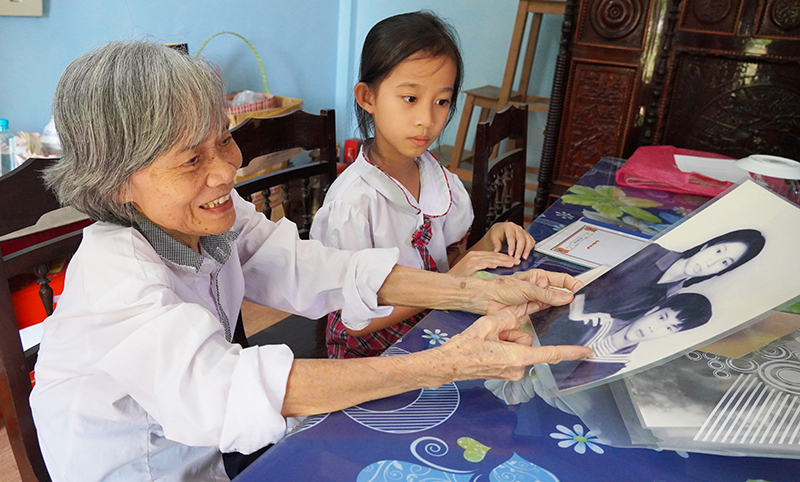Bà Nguyễn Thị Thu Thủy kể chuyện cho cháu gái về cuộc đời của cố Bí thư Tỉnh ủy Nguyễn Tư Thoan.