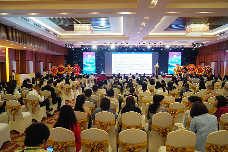 21 báo cáo chuyên đề được trình bày tại hội nghị khoa học.
