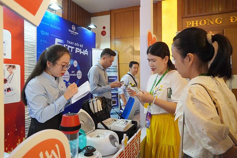 Đại biểu tìm hiểu các công nghệ, thiết bị tiên tiến được trưng bày tại hội nghị.