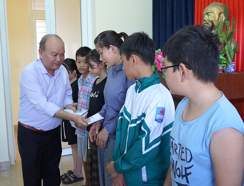 Đại diện lãnh đạo Hội Người mù tỉnh trao quà các cháu khiếm thị và con em hội viên nhân dịp 1/6.
