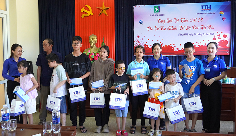 Đại diện Bệnh viên TTH trao quà tặng các cháu khiếm thị trên địa bàn TP. Đồng Hới.