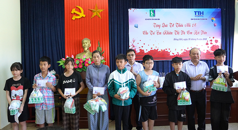Các đơn vị phối hợp trao quà cho các cháu.