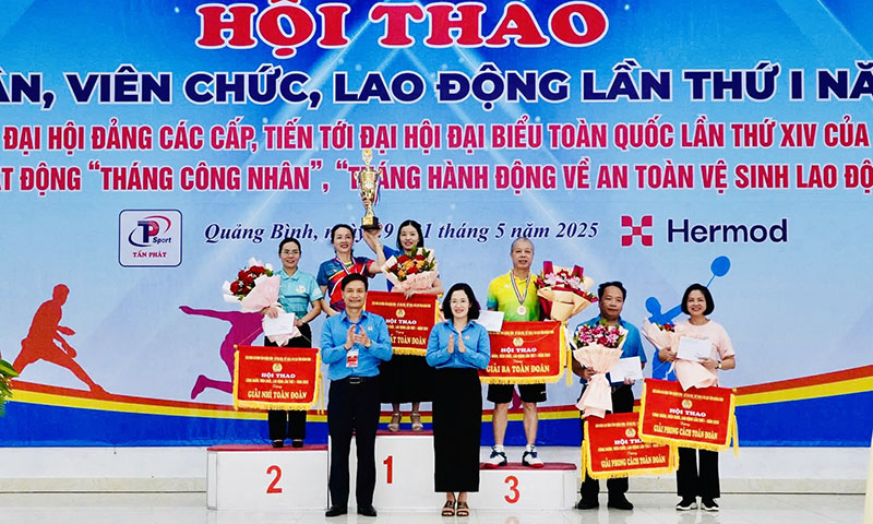 Ban tổ chức trao các giải nhất, nhì, ba toàn đoàn.