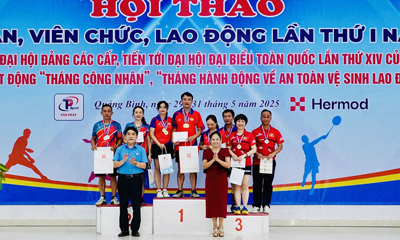 Ban tổ chức trao các bộ huy chương cho những VĐV đạt thành tích cao.