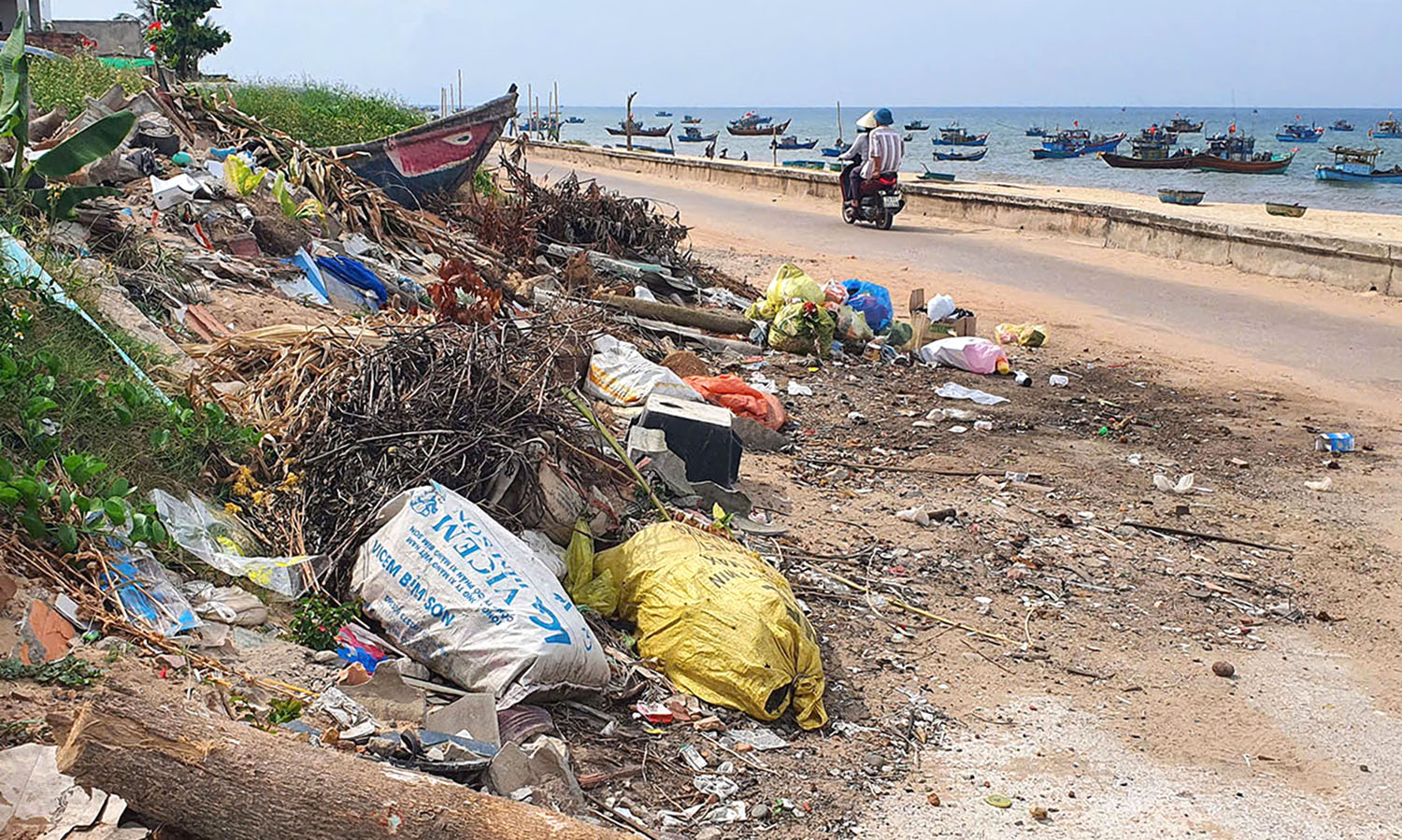Biển và... rác: Những góc nhìn tương phản