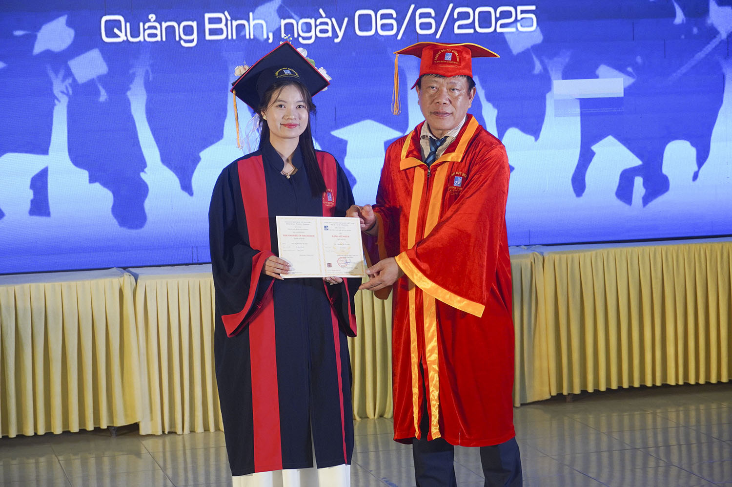 251 sinh viên Trường đại học Quảng Bình được trao bằng tốt nghiệp