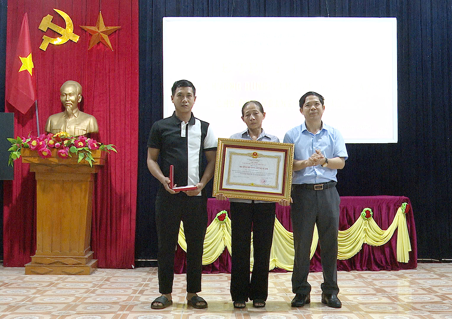 Truy tặng Huân chương Dũng cảm cho tổ viên tổ bảo vệ an ninh trật tự thôn Bắc Minh Lệ