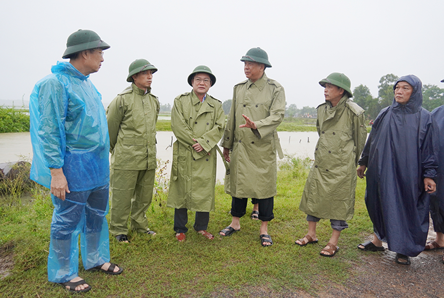 Đồng chí Phó Chủ tịch UBND tỉnh kiểm tra tình hình mưa lũ