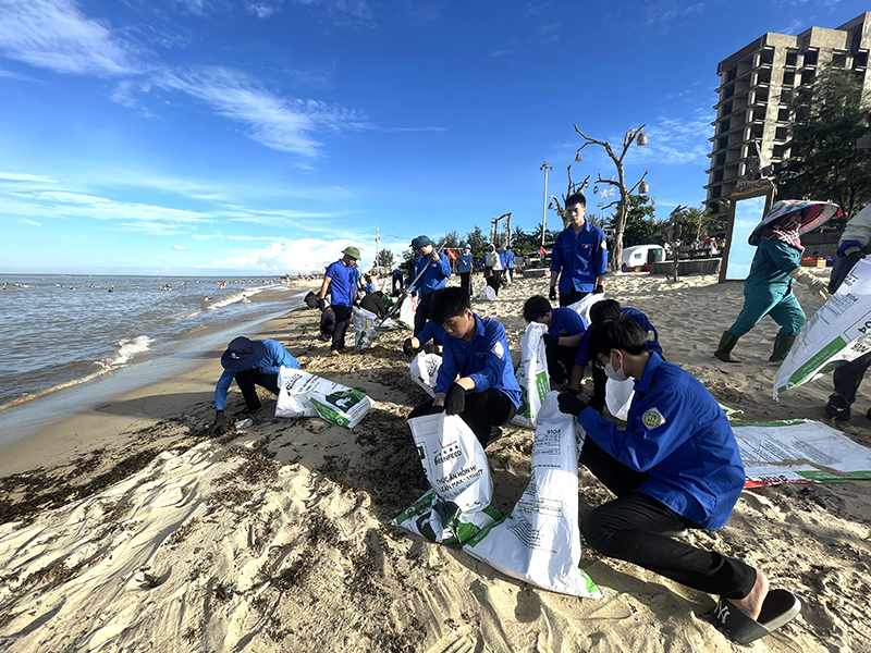 Tuổi trẻ Quảng Bình chung tay vệ sinh môi trường biển