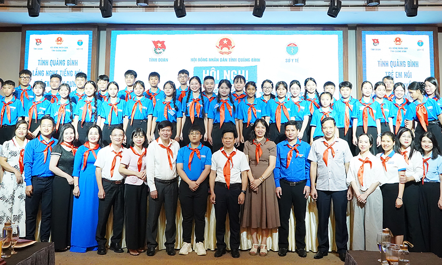 Lãnh đạo tỉnh tiếp xúc, đối thoại với trẻ em