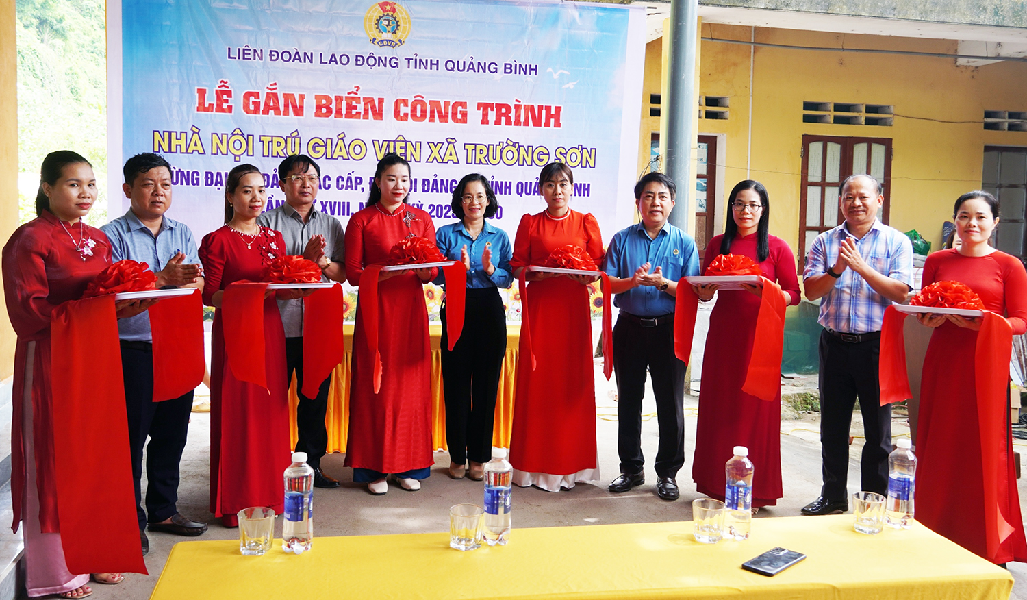 Khánh thành và gắn biển công trình nhà nội trú giáo viên xã Trường Sơn