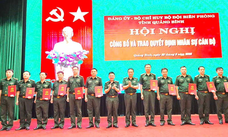Bộ đội Biên phòng tỉnh công bố, trao quyết định về công tác cán bộ