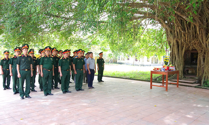 Bộ Chỉ huy Quân sự tỉnh: Dâng hương tại Khu di tích An Sinh, Nhà lưu niệm Đại tướng Võ Nguyên Giáp, Đền thờ Bác Hồ và các Anh hùng liệt sỹ tỉnh