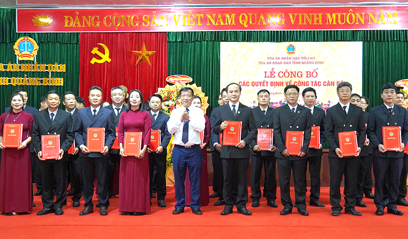 Trao quyết định bổ nhiệm Chánh án, Phó Chánh án Tòa án nhân dân khu vực tỉnh Quảng Trị mới