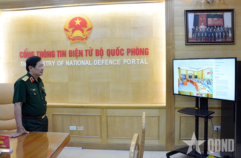 Thượng tướng Lê Huy Vịnh kiểm tra quy trình biên tập, xuất bản trên Cổng Thông tin điện tử Bộ Quốc phòng.  