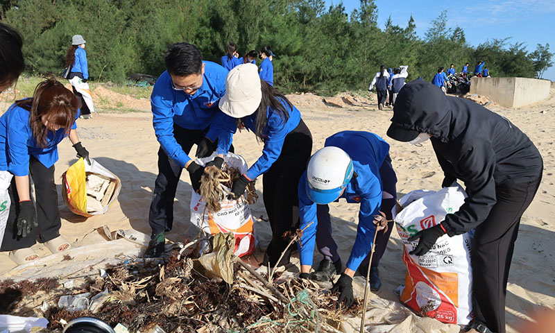ĐVTN ra quân thu gom rác thải, giữ gìn và bảo vệ môi trường biển. 