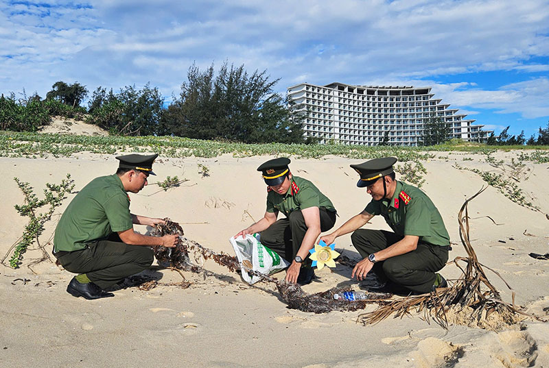 Thu gom rác thác tại khu vực bãi biển Bảo Ninh.