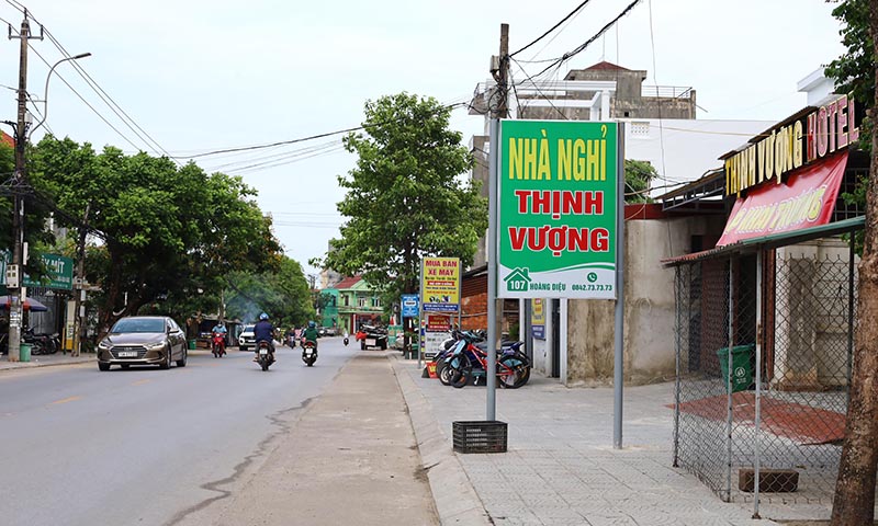 Nhiều biển, bảng quảng cáo, rao vặt được chôn chặt xuống vỉa hè hoặc treo vào cột điện, cây xanh sai quy định.