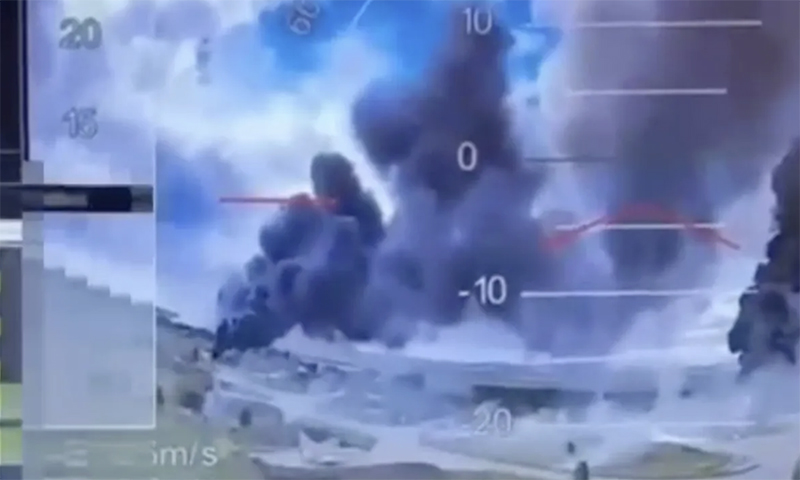 Ảnh chụp màn hình từ video về cuộc tấn công sân bay của Liên bang Nga được Cơ quan An ninh Ukraine (SBU) công bố vào ngày 1/6/2025.