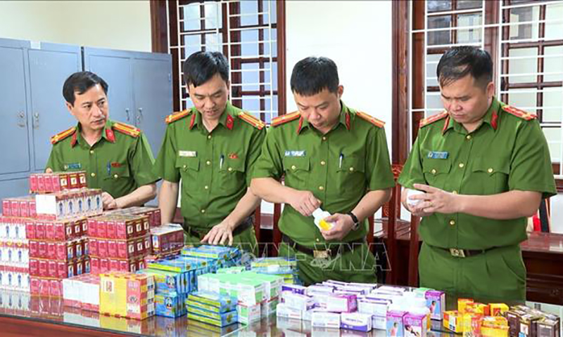 Phòng Cảnh sát kinh tế Công an tỉnh Thanh Hóa triệt phá đường dây sản xuất, buôn bán tân dược giả quy mô lớn. Ảnh: TTXVN phát