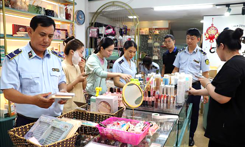 Lực lượng quản lý thị trường Hải Phòng thu giữ lượng lớn mỹ phẩm tại cửa hàng Panda Shop, tại số 9, đường Lương Khánh Thiện, thành phố Hải Phòng, chiều 30/5/2025. Ảnh: Hoàng Ngọc/TTXVN