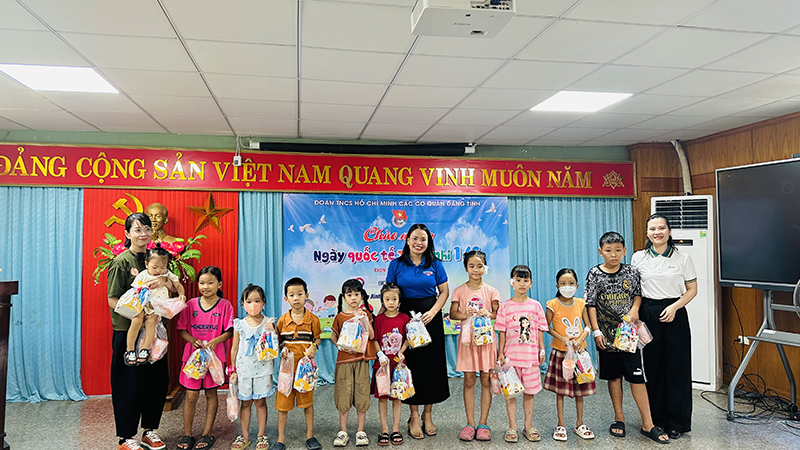Đồng chí Bí thư Đoàn các cơ quan Đảng tỉnh và các nhà tài trợ tặng quà cho các bệnh nhi tại hội trường của Bệnh viện hữu nghị Việt Nam-Cu Ba Đồng Hới.